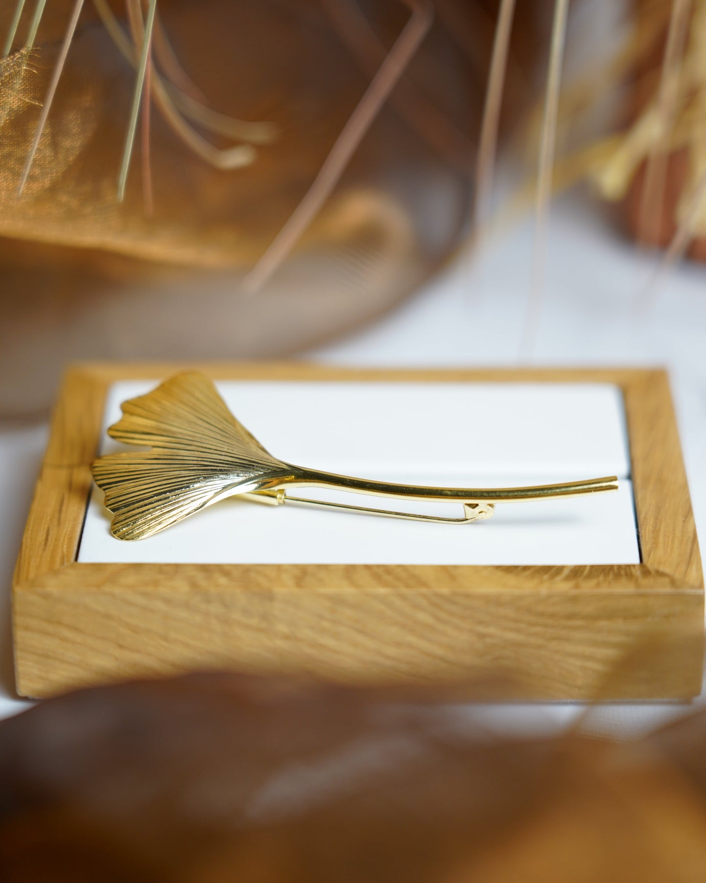 „Ginkgo Leaf“ – Brosche aus 333/- Gelbgold