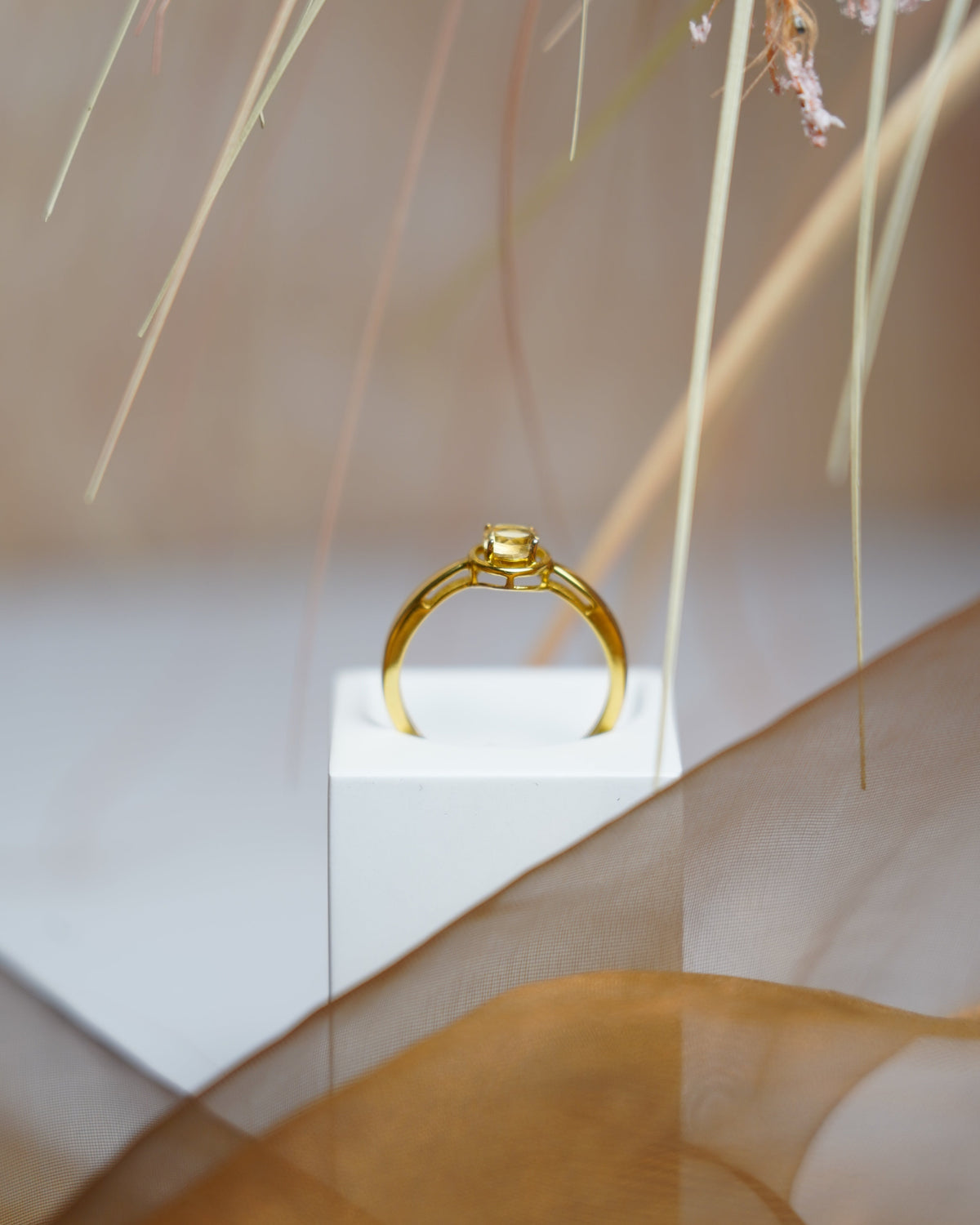 Golden Halo Ring aus vergoldetem 925/- Sterlingsilber mit einzelnem rund geschliffenen Zirkoniastein in erhöhter Fassung.