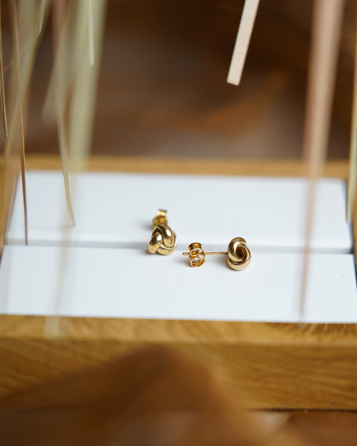 Golden Knot Ohrstecker aus 333/- Gelbgold mit kompakter, ineinander verschlungener Knotenform und polierter Oberfläche.