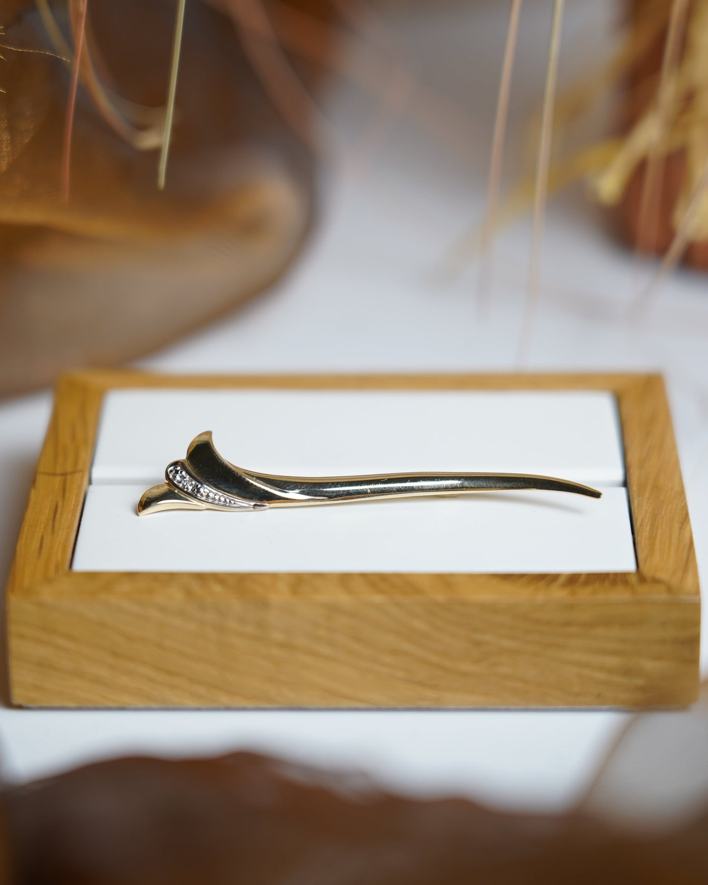 „Lily Curve“ – Brosche aus 333/- Gelbgold mit Zirkoniasteinen