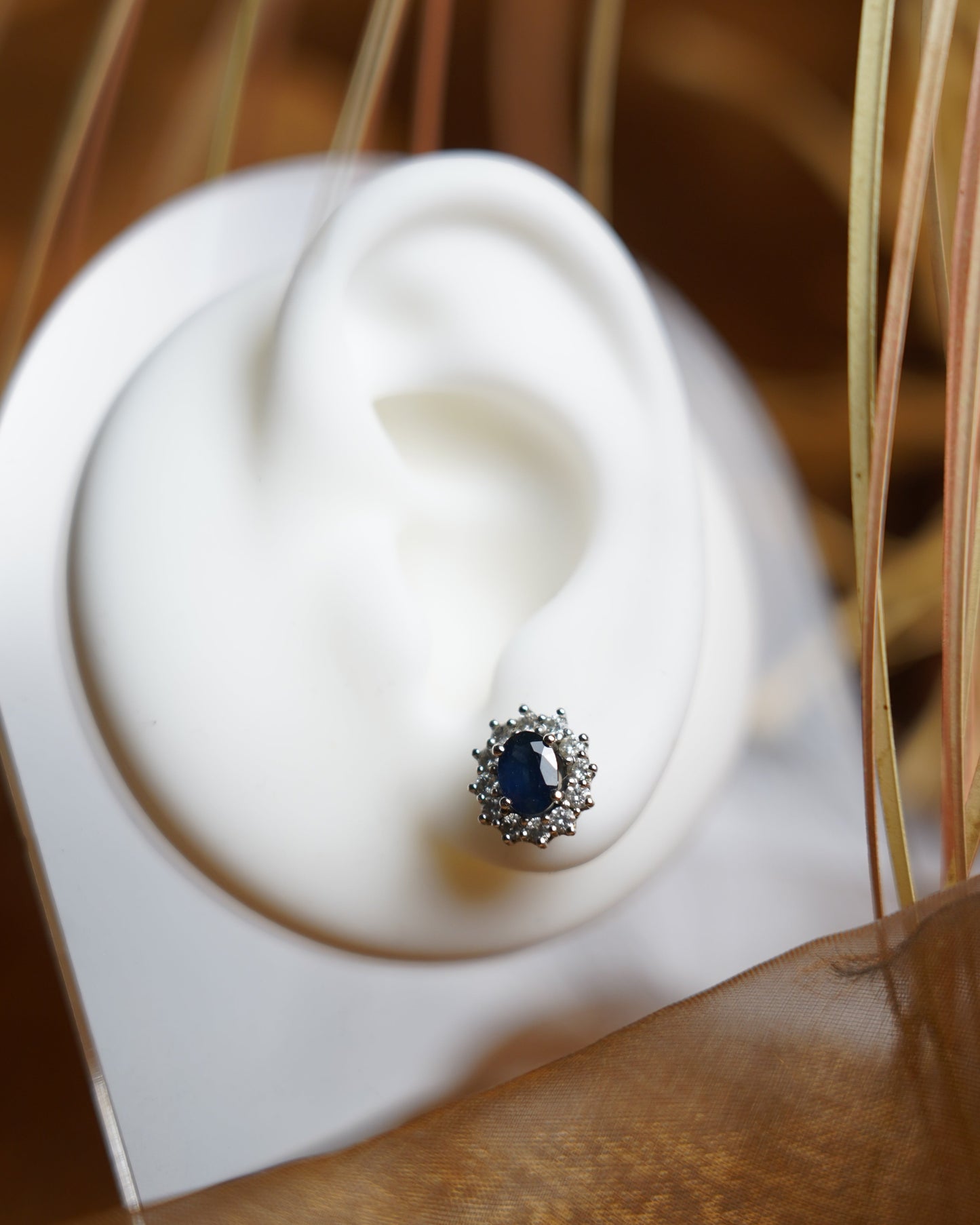 “Midnight Halo” – Ohrstecker aus 750/- Weißgold mit Saphir- & Diamantbesatz