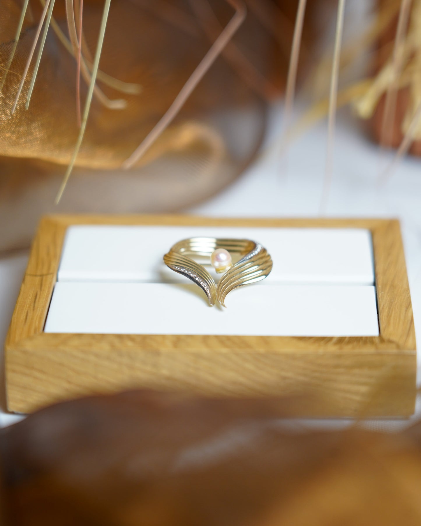„Wing Elegance“ – Brosche aus 375/- Gelbgold mit Zuchtperle und Zirkoniasteinen