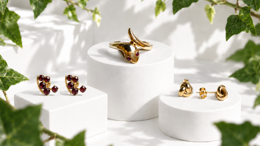 Goldenes Schmucktrio von JAEDÉLIN mit Ruby Serpent Ring, Crimson Vine Granat Ohrsteckern und schlichten Ohrsteckern aus Gelbgold