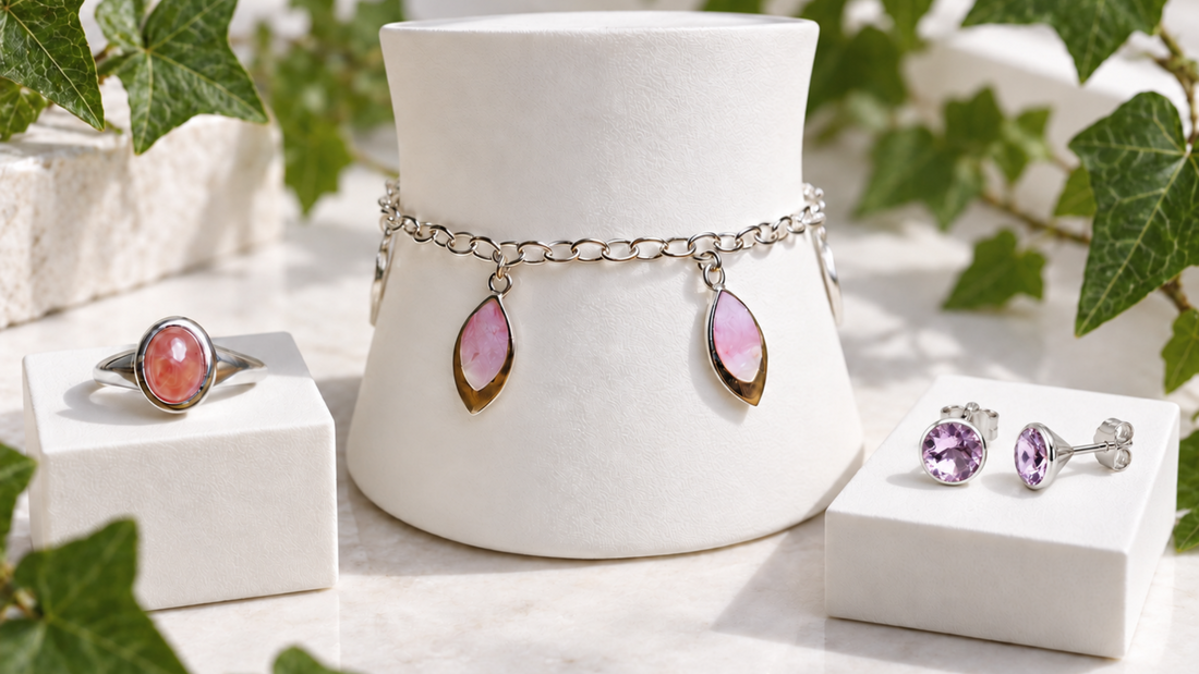 Rosenquarz Ring, Perlmutt Armband und Lilac Spark Ohrstecker mit lilafarbenen Glassteinen aus 925/- Sterlingsilber von JAEDÉLIN