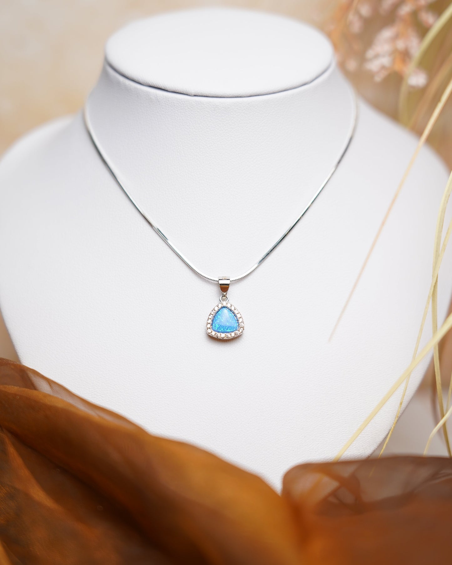 „Blue Prism“ – Kette aus 925/- Sterlingsilber mit synthetischem Opal und Zirkoniasteinen