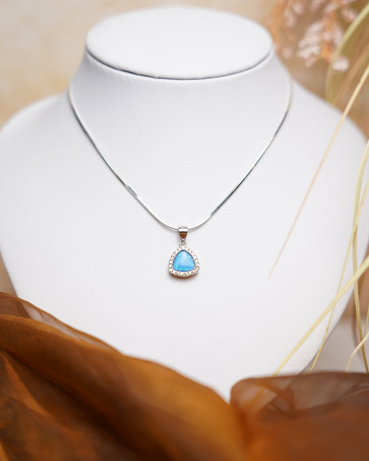 „Blue Prism“ – Kette aus 925/- Sterlingsilber mit synthetischem Opal und Zirkoniasteinen
