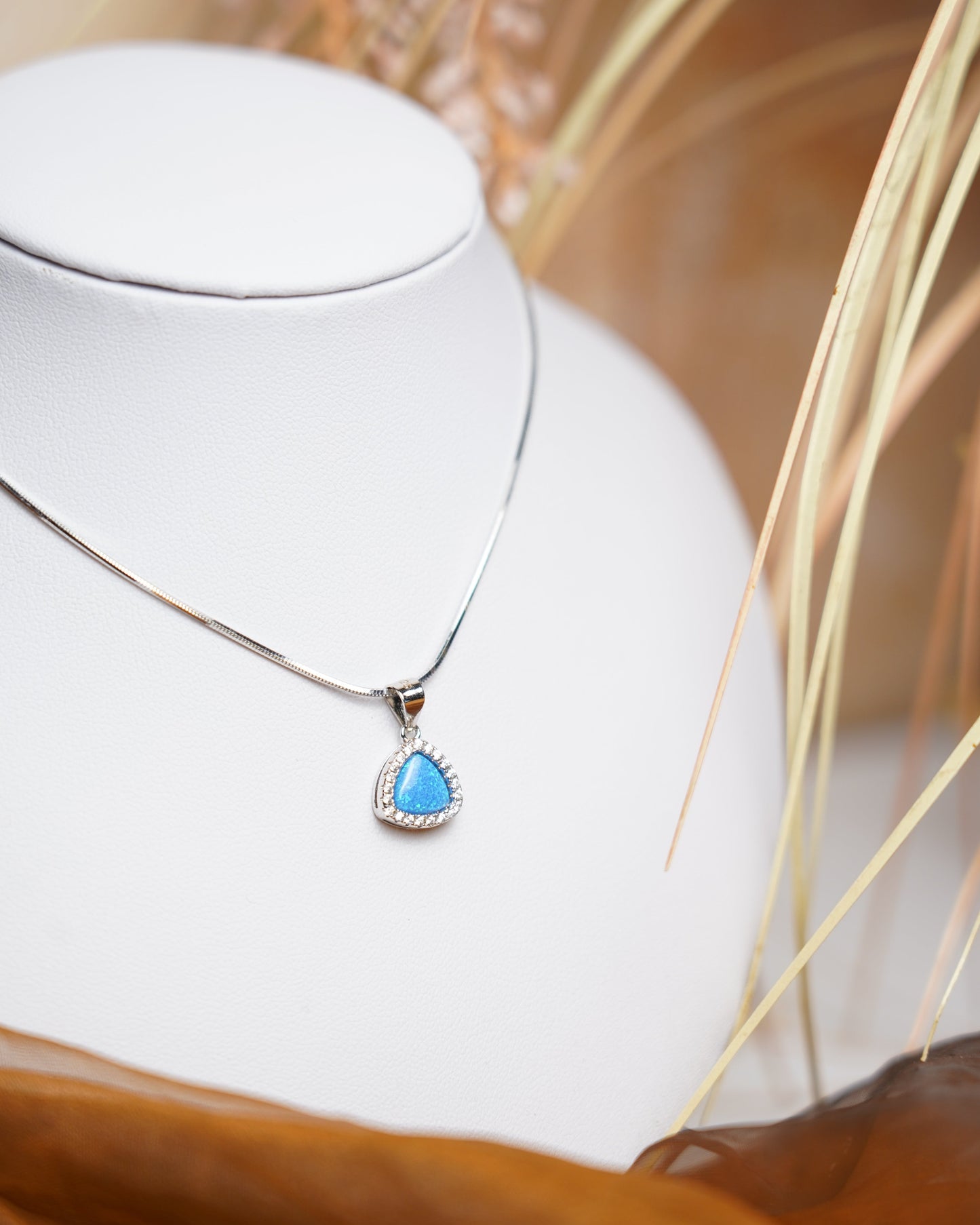 „Blue Prism“ – Kette aus 925/- Sterlingsilber mit synthetischem Opal und Zirkoniasteinen