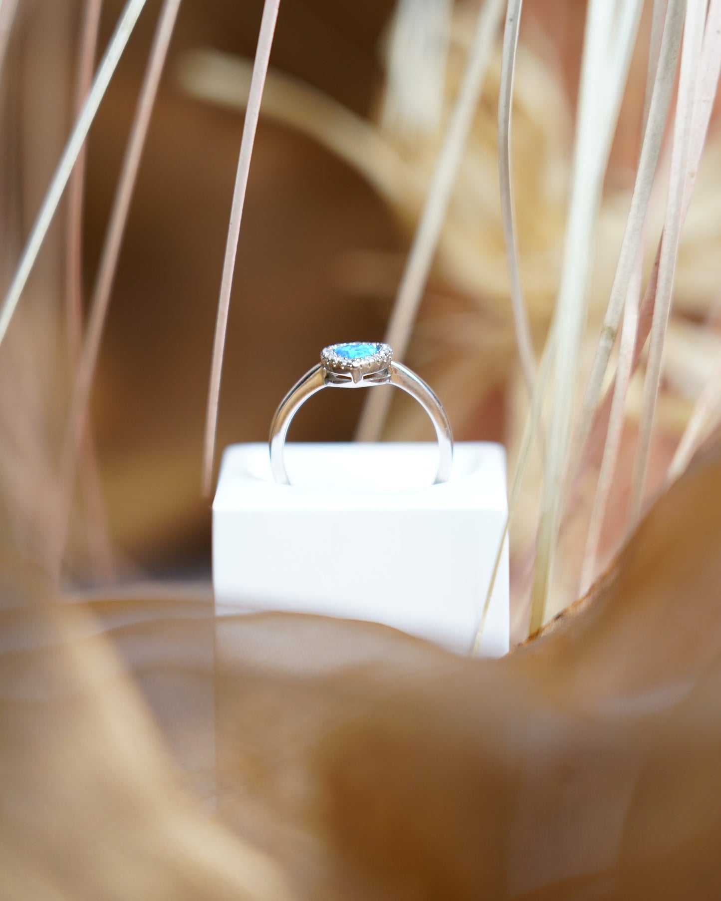 „Blue Prism“ – Ring aus 925/- Sterlingsilber mit synthetischen Opal und Zirkoniasteinen