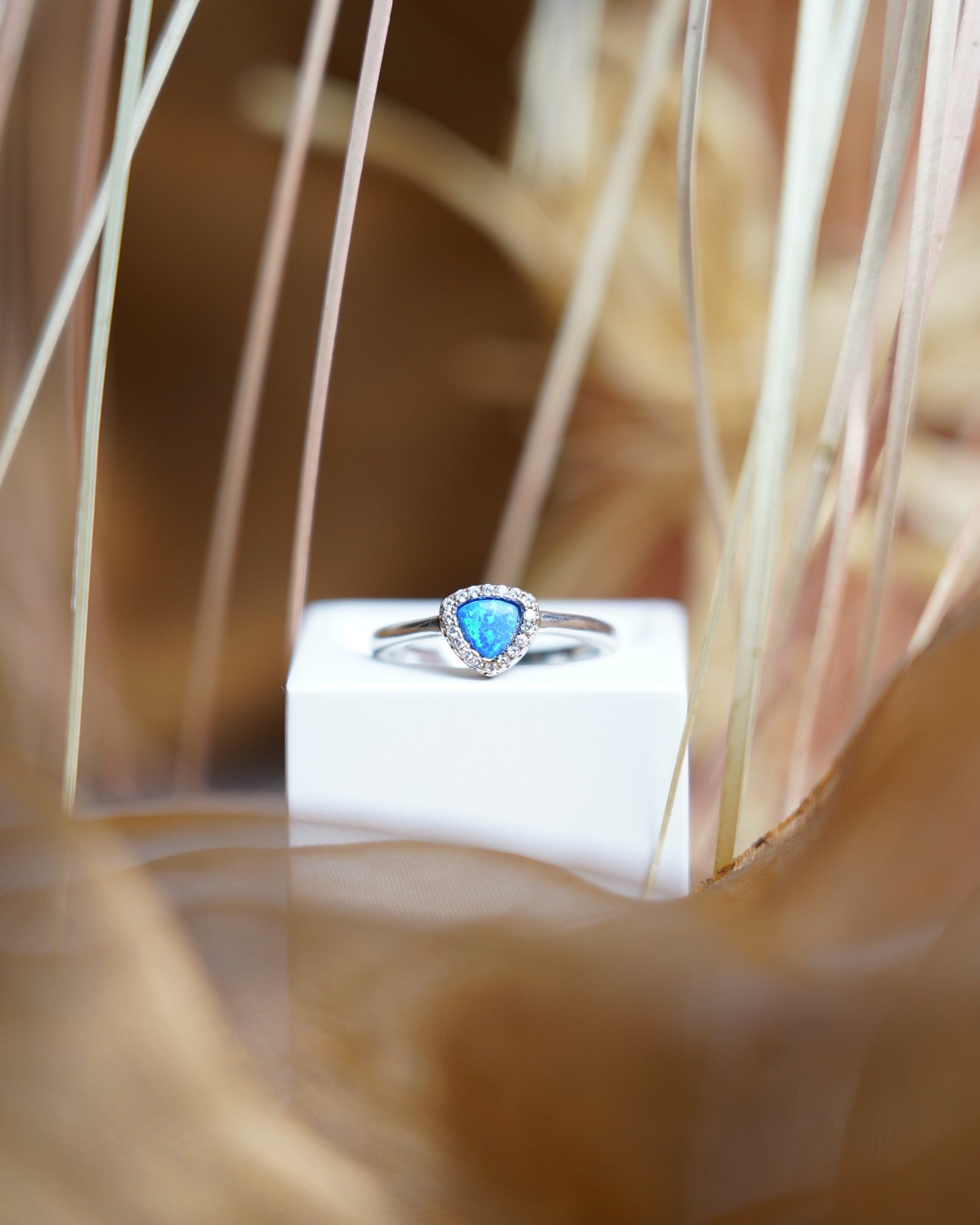 „Blue Prism“ – Ring aus 925/- Sterlingsilber mit synthetischen Opal und Zirkoniasteinen