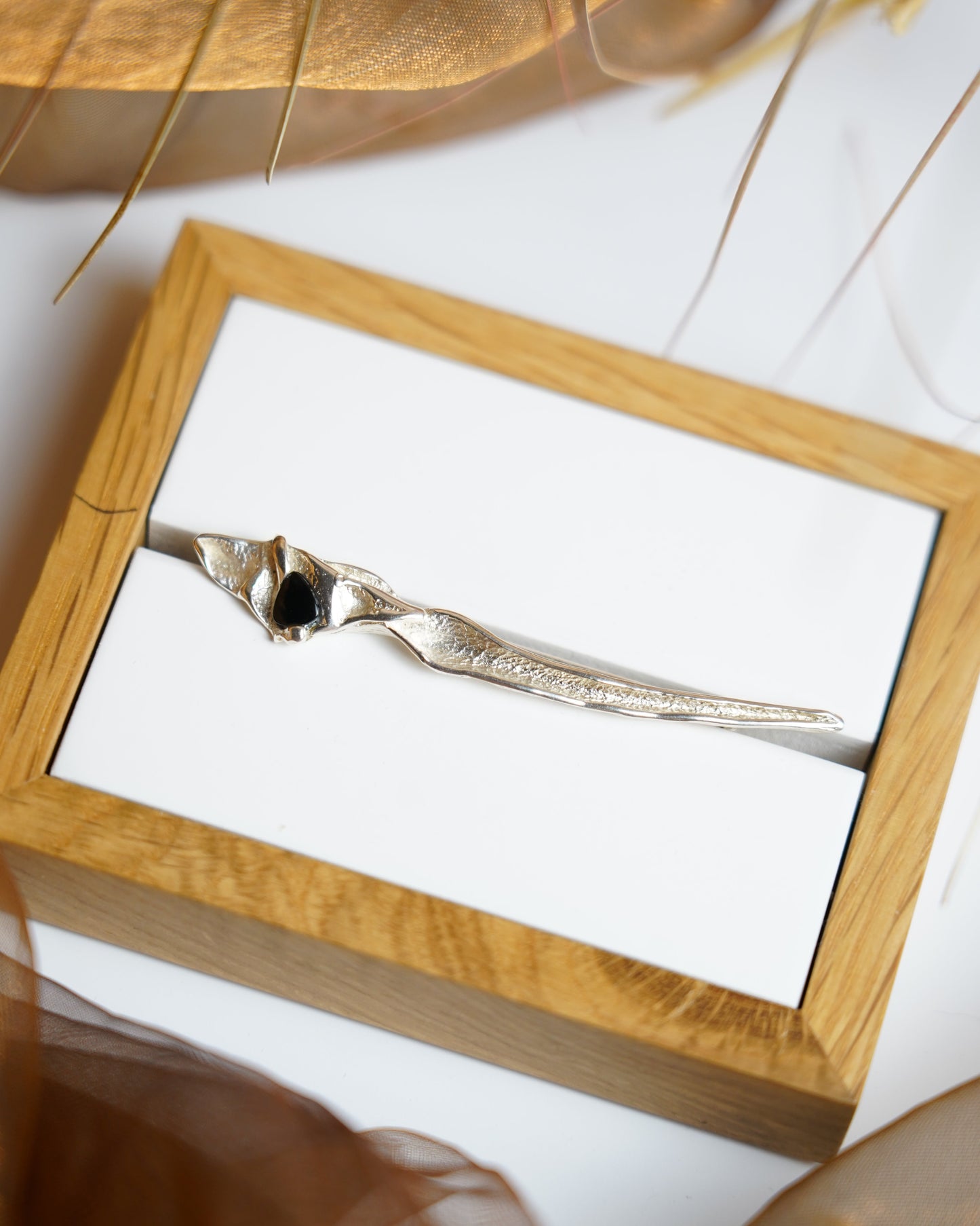 „Shadow Fang“ – Brosche aus 925/- Sterlingsilber mit Onyx
