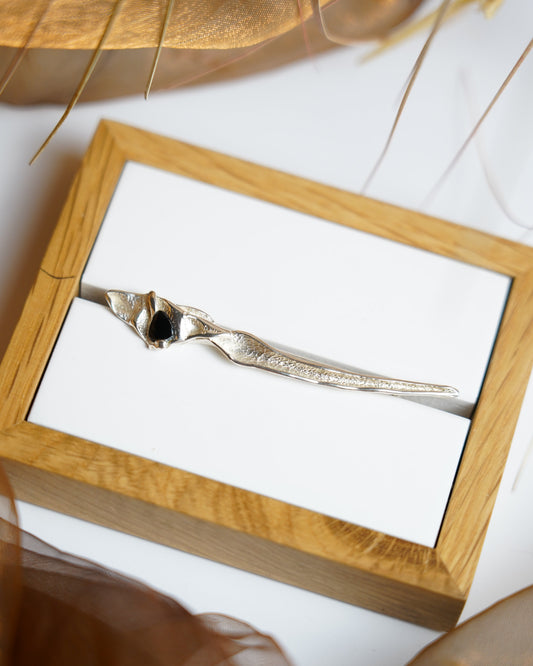 „Shadow Fang“ – Brosche aus 925/- Sterlingsilber mit Onyx
