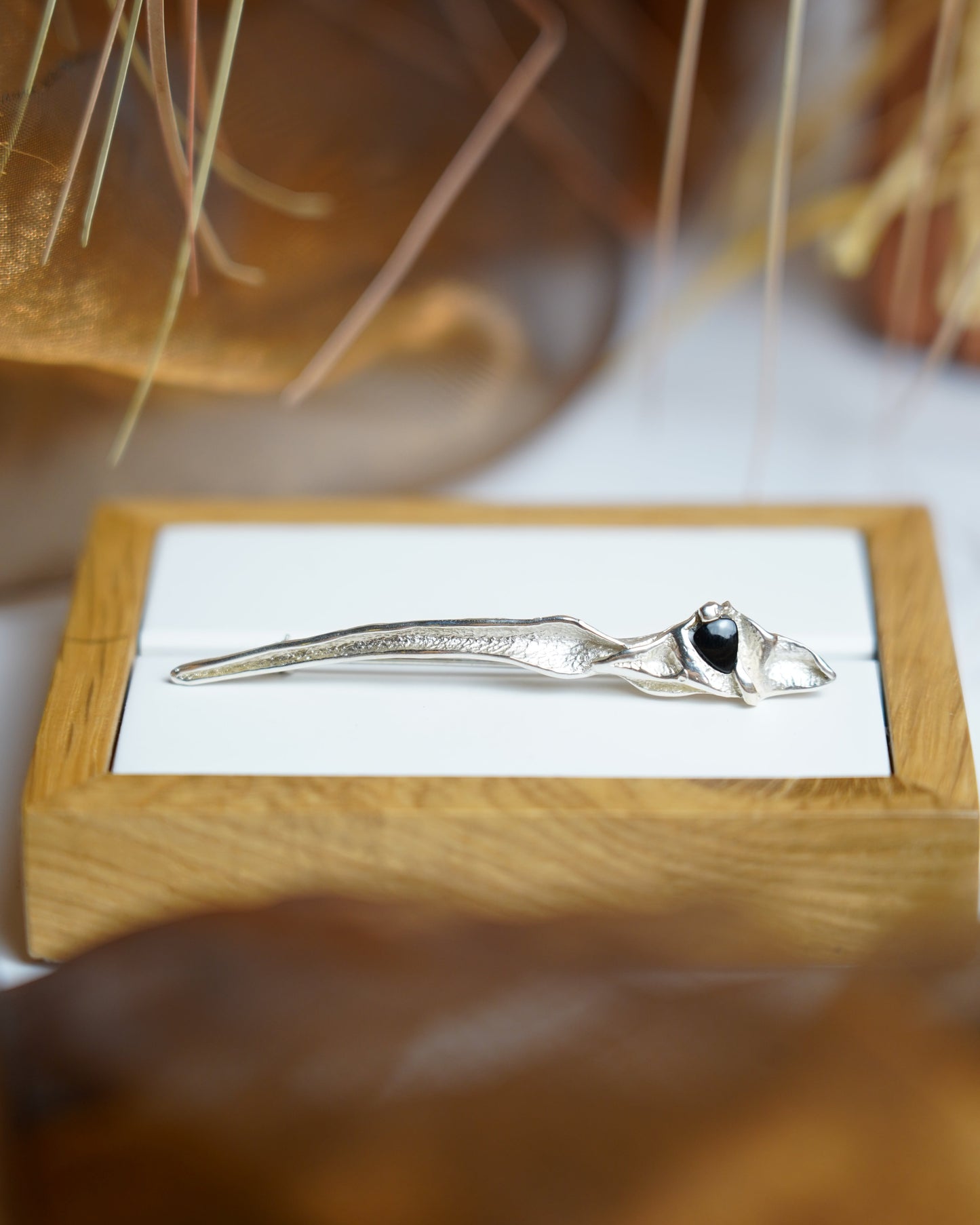 „Shadow Fang“ – Brosche aus 925/- Sterlingsilber mit Onyx