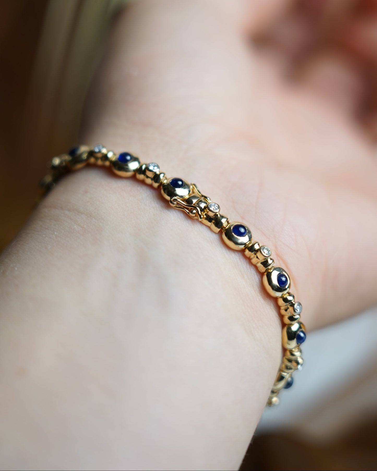 „Celestial Harmony“ – Armband aus 585/- Gelbgold mit Brillant- & Saphirbesatz