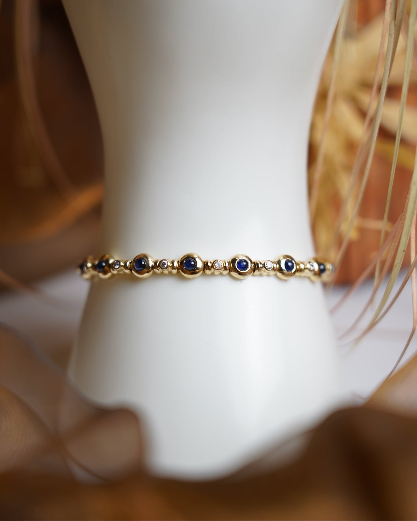 „Celestial Harmony“ – Armband aus 585/- Gelbgold mit Brillant- & Saphirbesatz