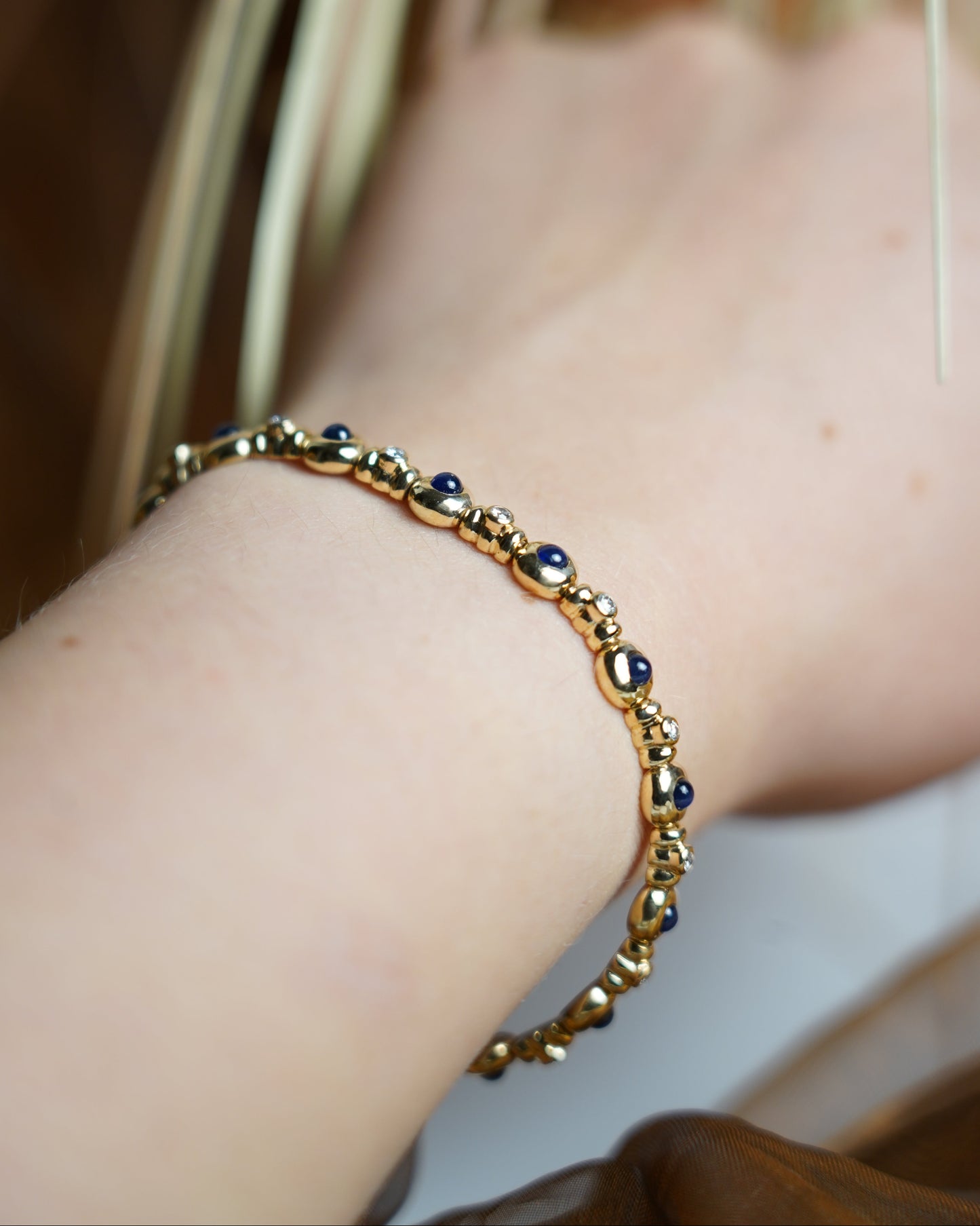 „Celestial Harmony“ – Armband aus 585/- Gelbgold mit Brillant- & Saphirbesatz