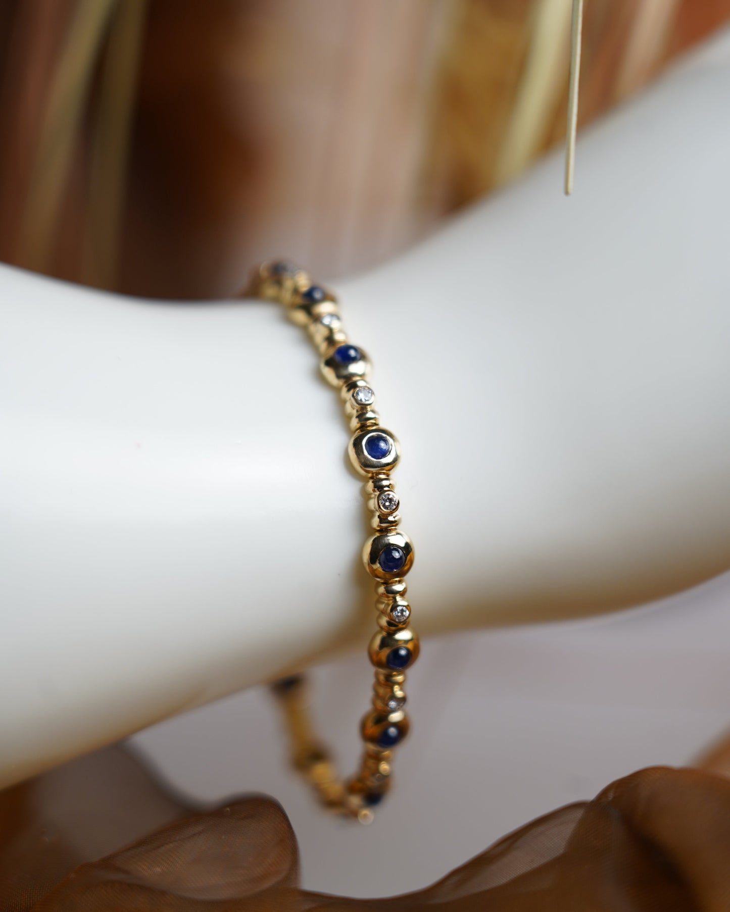 „Celestial Harmony“ – Armband aus 585/- Gelbgold mit Brillant- & Saphirbesatz