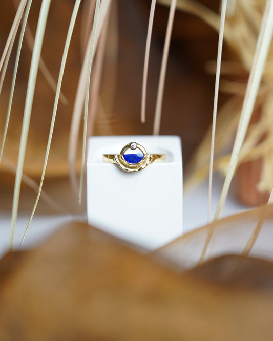 Celestial Tide Ring aus 375/- Gelbgold mit halbmondförmigen Lapislazuli und einem Zirkoniastein.