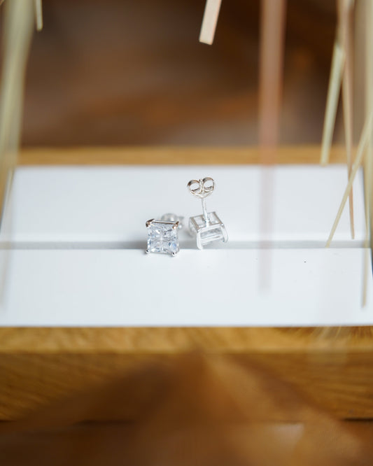 Clarity Cube Ohrstecker aus 925 Sterlingsilber mit vier gefassten Zirkoniasteinen