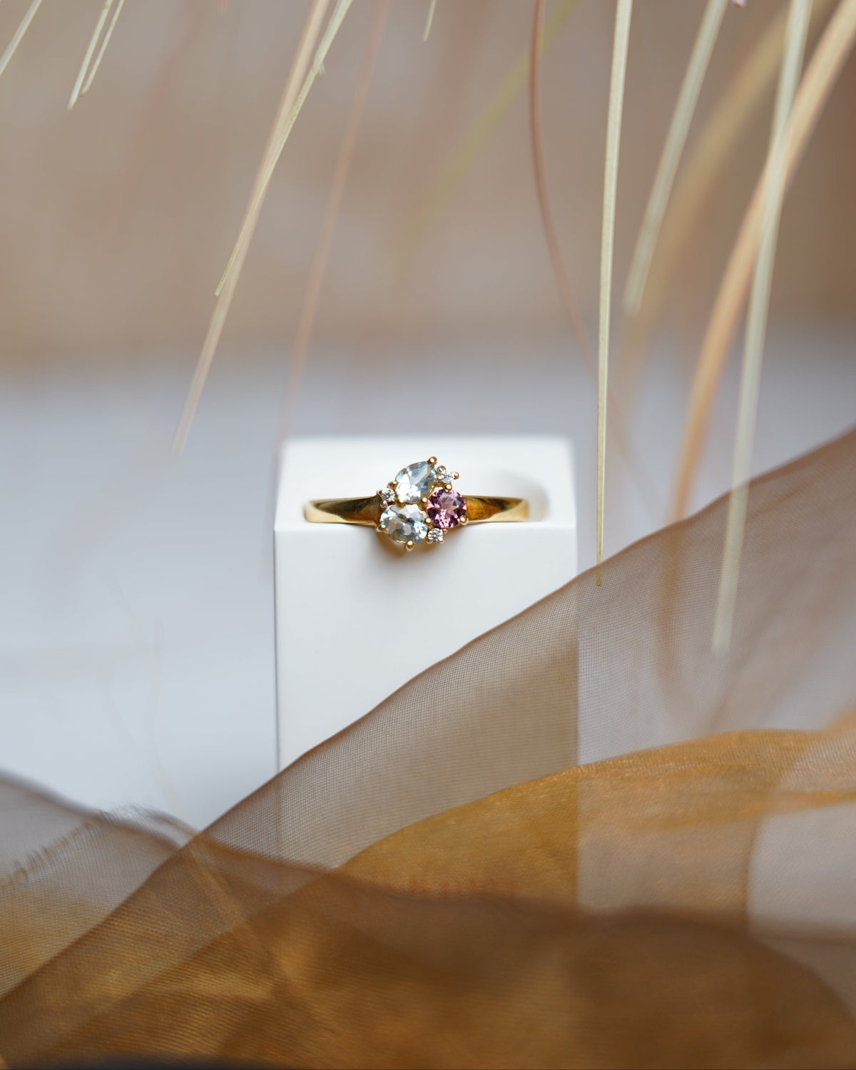 Color Muse Ring aus vergoldetem 925/- Sterlingsilber mit gefärbten Zirkoniasteinen in verschiedenen Formen und Farbtönen.