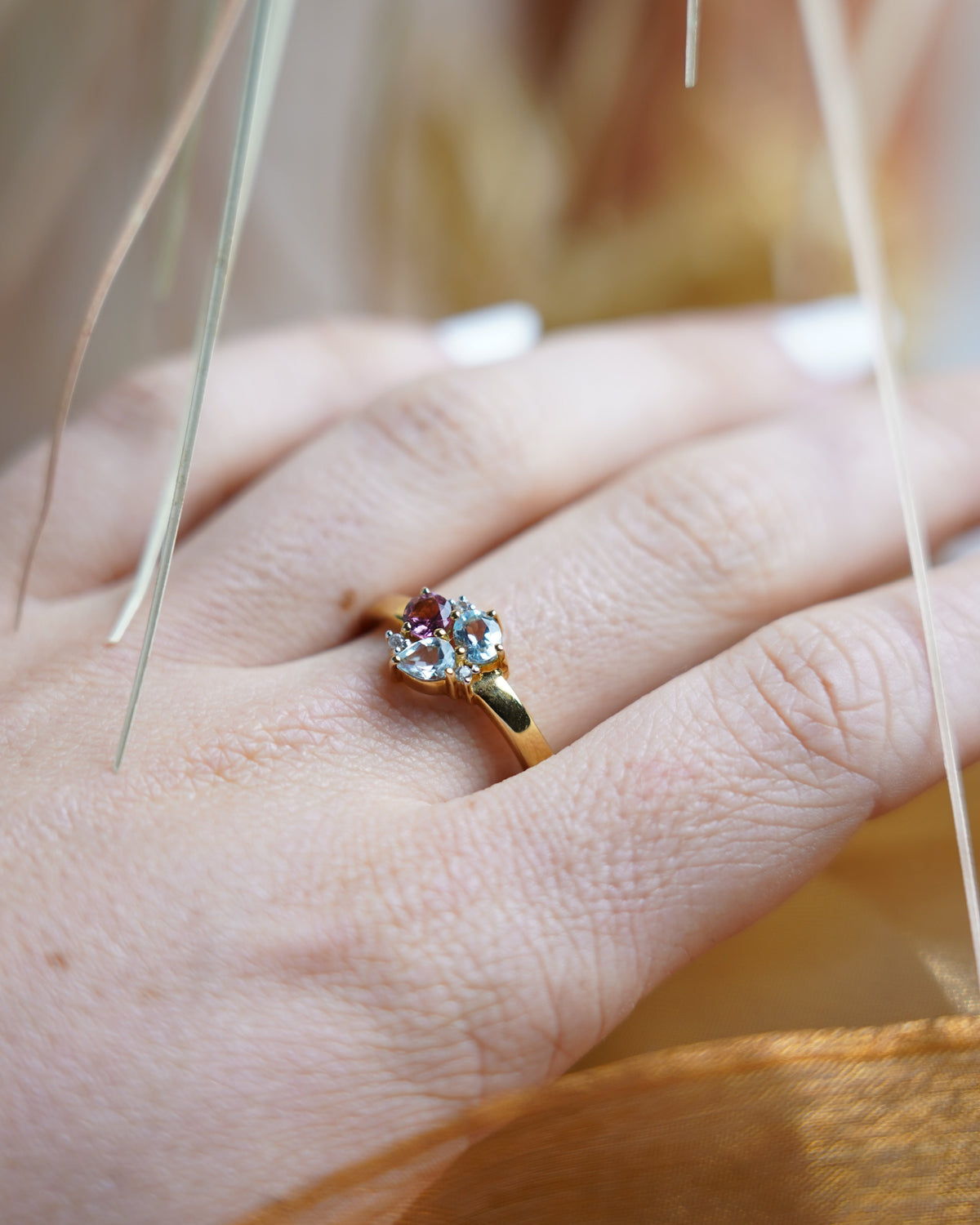 Color Muse Ring aus vergoldetem 925/- Sterlingsilber mit gefärbten Zirkoniasteinen in verschiedenen Formen und Farbtönen.