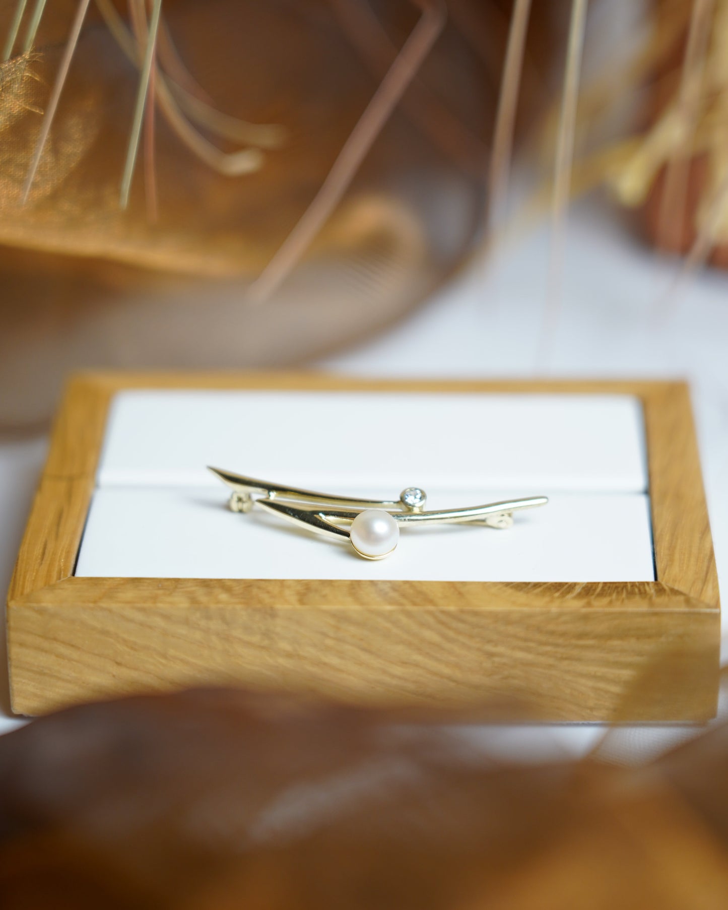 „Contemporary Wave“ – Brosche aus 333/- Gelbgold mit Zuchtperle und Zirkoniastein