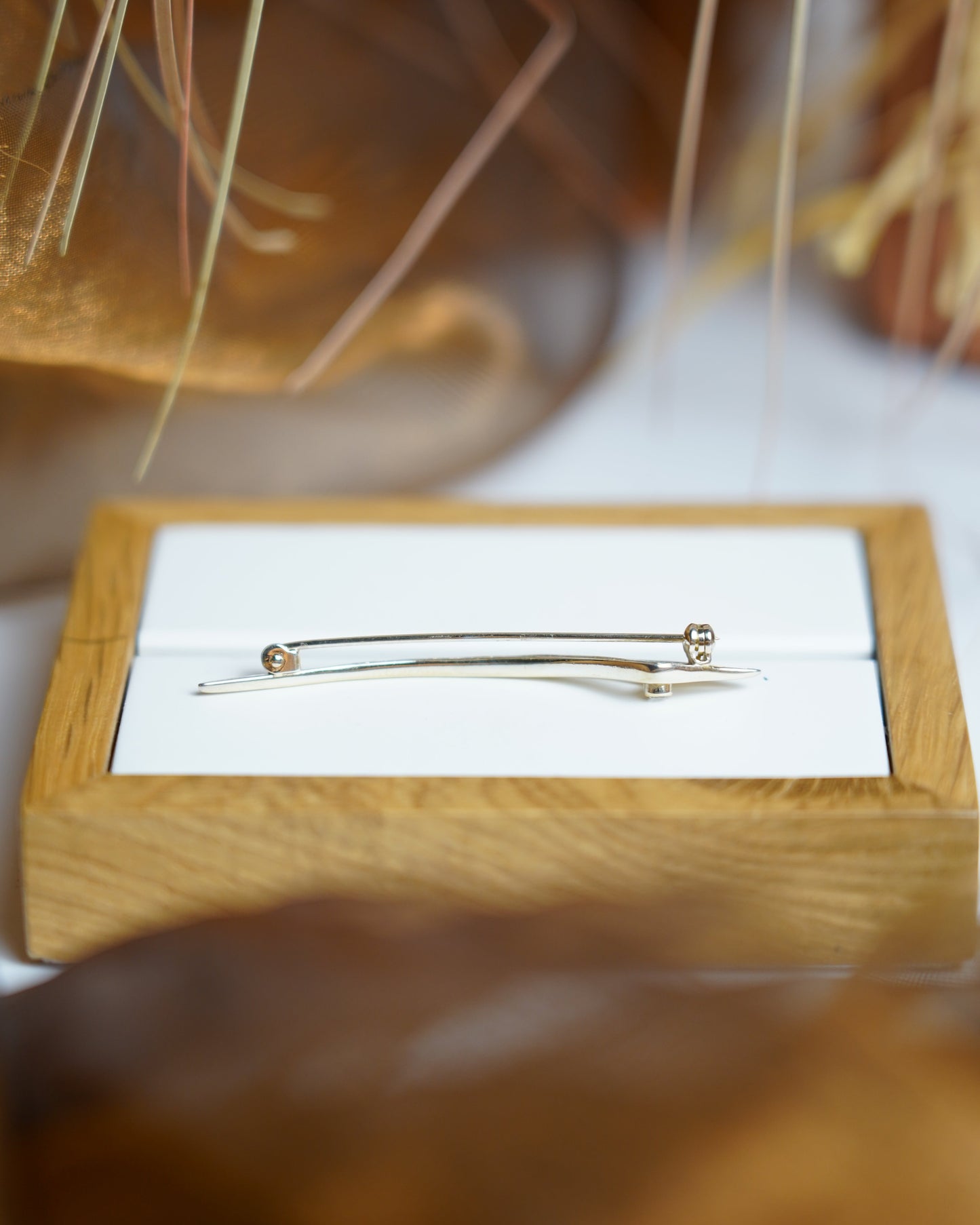 „Dolphin Glide“ – Brosche aus 333/- Gelbgold mit Zirkoniastein