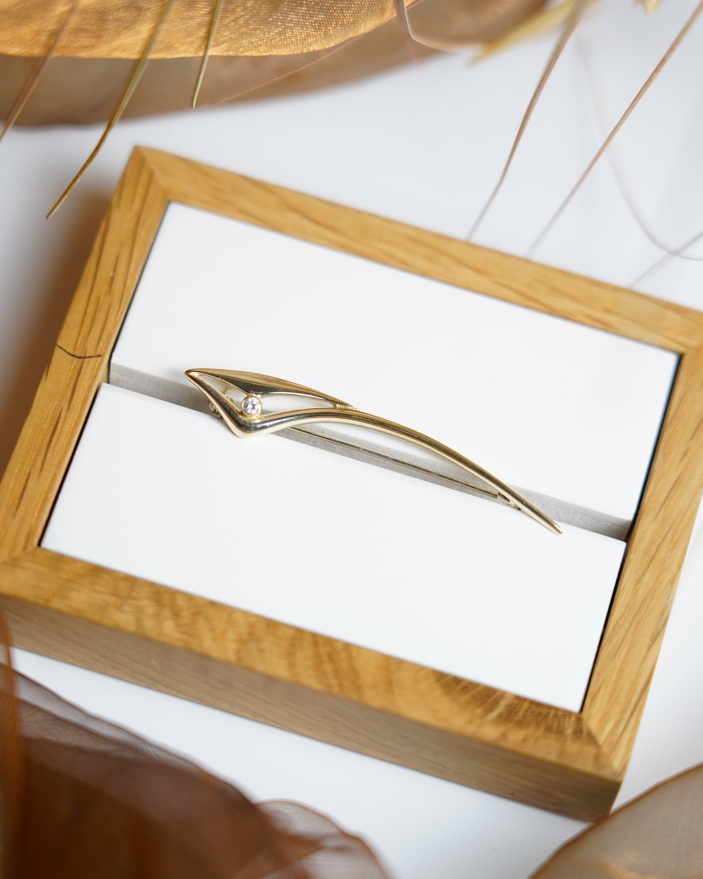 „Dolphin Glide“ – Brosche aus 333/- Gelbgold mit Zirkoniastein