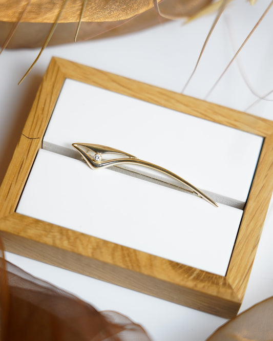 „Dolphin Glide“ – Brosche aus 333/- Gelbgold mit Zirkoniastein