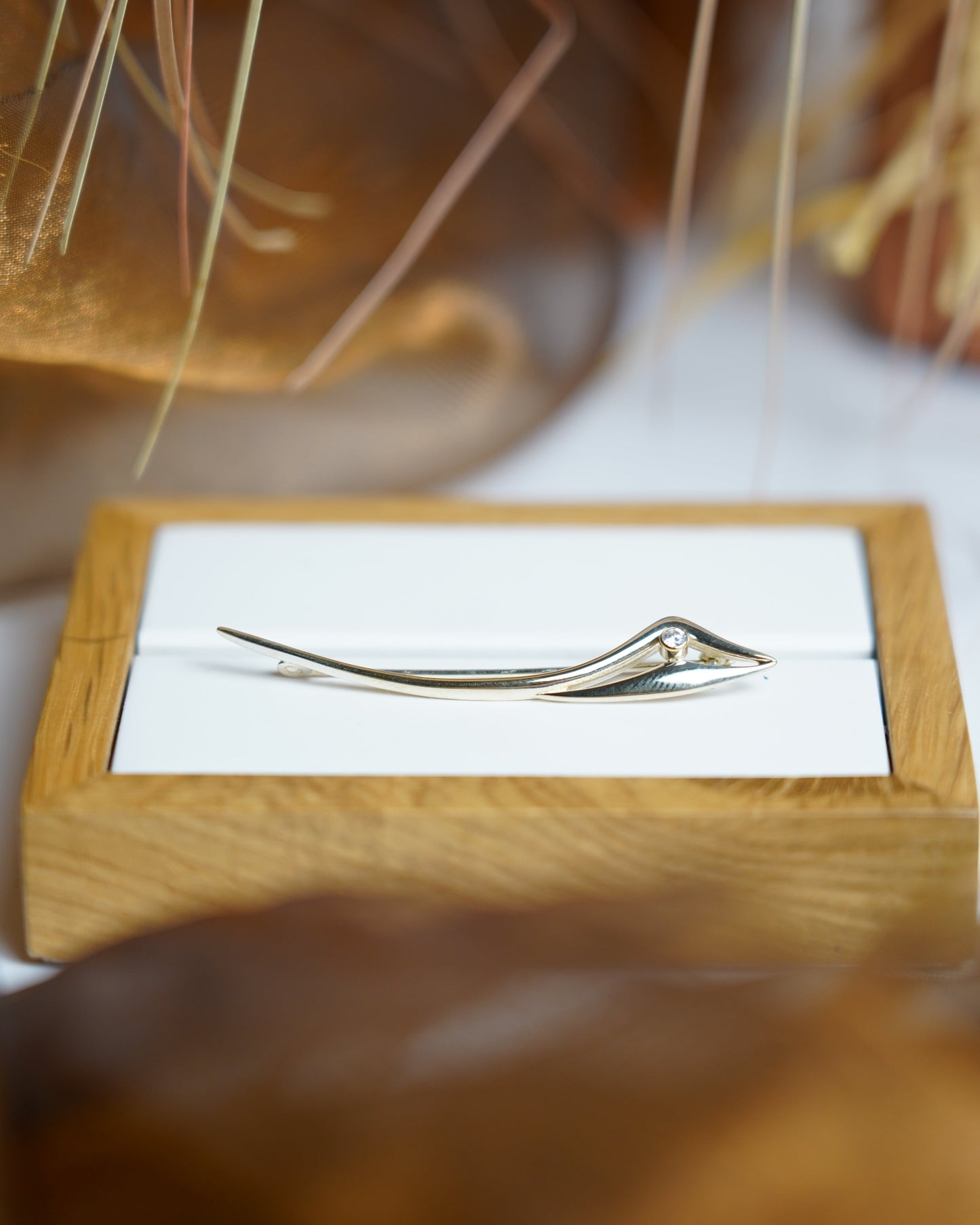 „Dolphin Glide“ – Brosche aus 333/- Gelbgold mit Zirkoniastein
