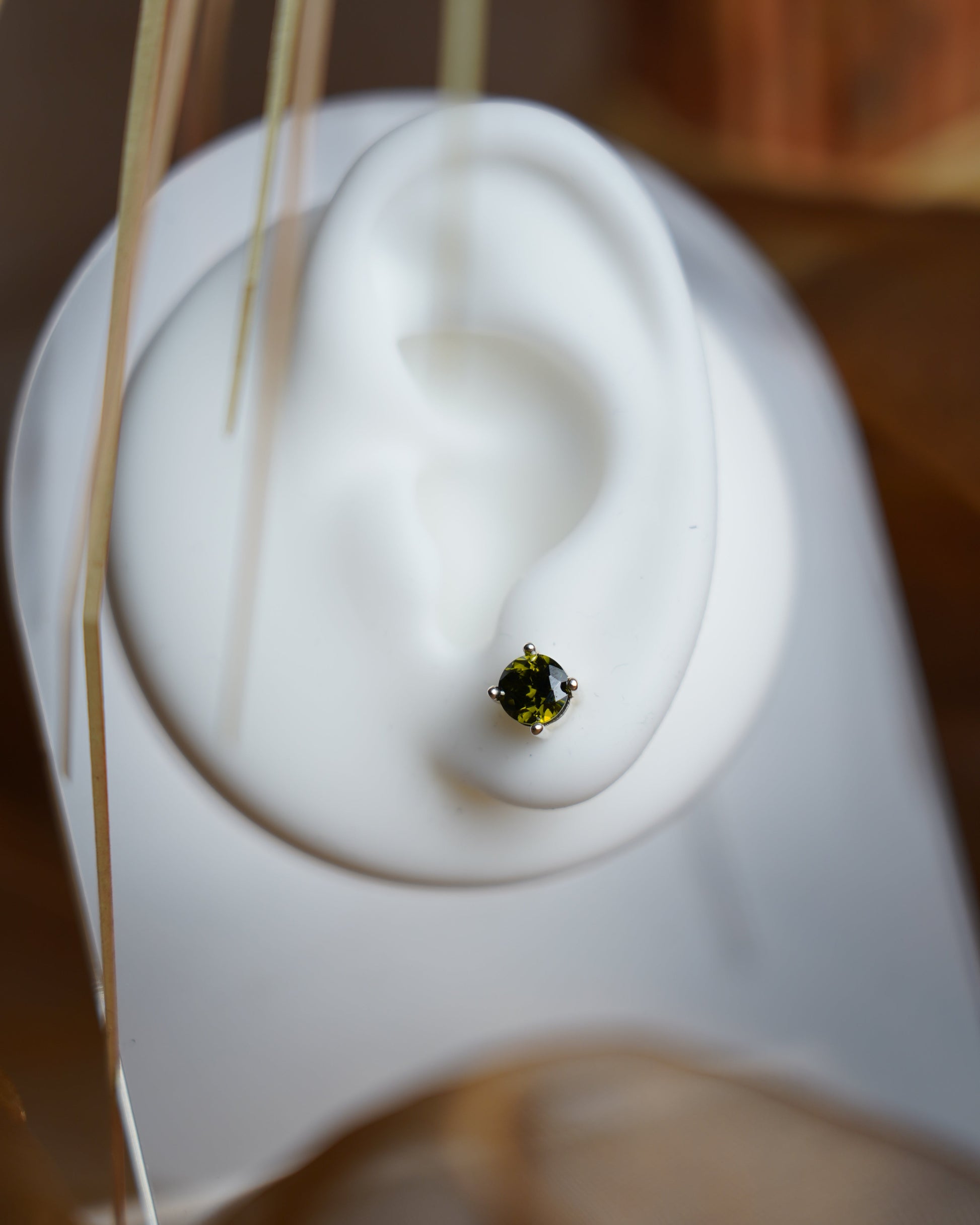 Forest Dew Ohrstecker aus 925/- Sterlingsilber mit gefärbten grünen Zirkoniasteinen in klassischer Vierkrappenfassung.