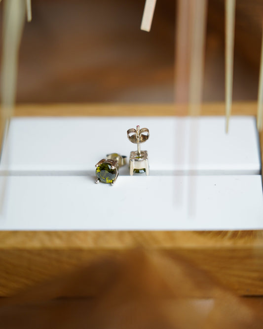 Forest Dew Ohrstecker aus 925/- Sterlingsilber mit gefärbten grünen Zirkoniasteinen in klassischer Vierkrappenfassung.