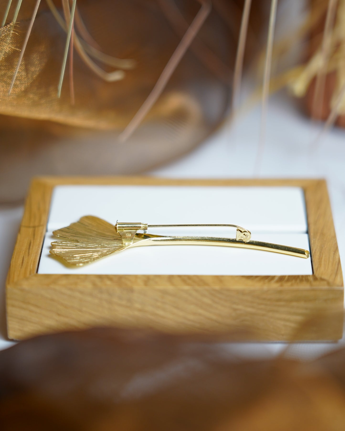 „Ginkgo Leaf“ – Brosche aus 333/- Gelbgold