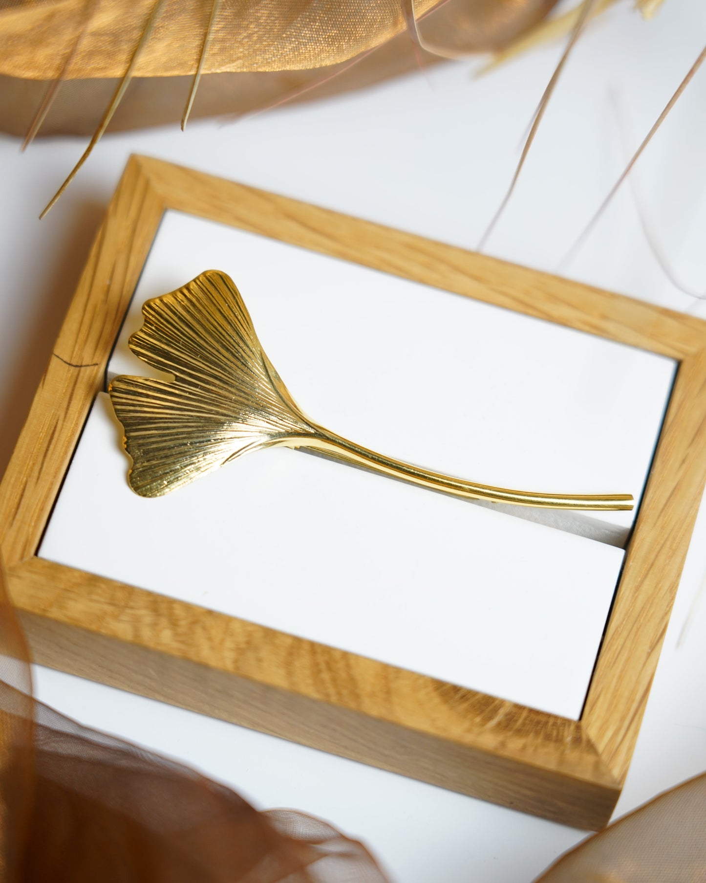 „Ginkgo Leaf“ – Brosche aus 333/- Gelbgold