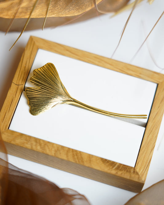 „Ginkgo Leaf“ – Brosche aus 333/- Gelbgold