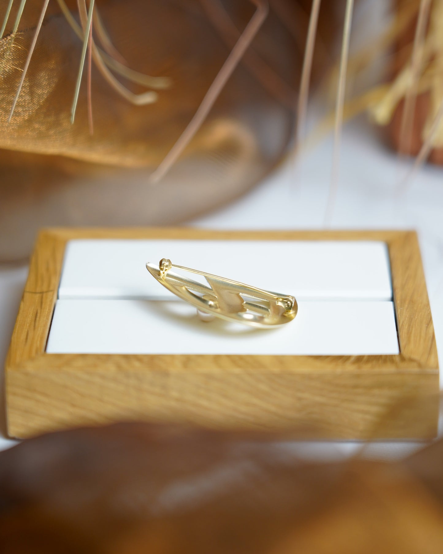 „Abstract Pearl“ – Brosche aus 375/- Gelbgold mit Zuchtperle