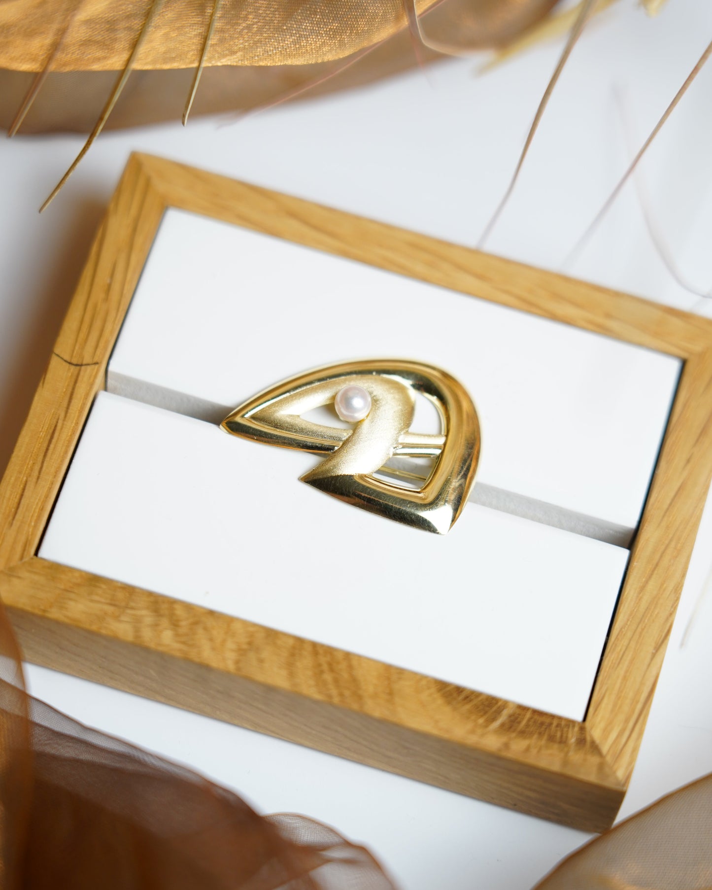 „Abstract Pearl“ – Brosche aus 375/- Gelbgold mit Zuchtperle