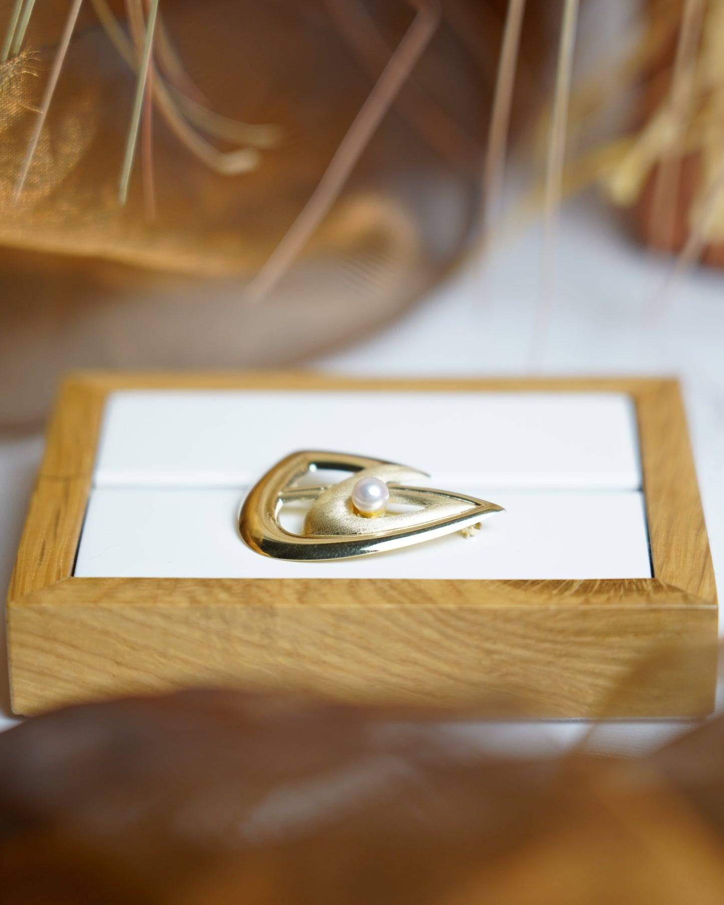 „Abstract Pearl“ – Brosche aus 375/- Gelbgold mit Zuchtperle