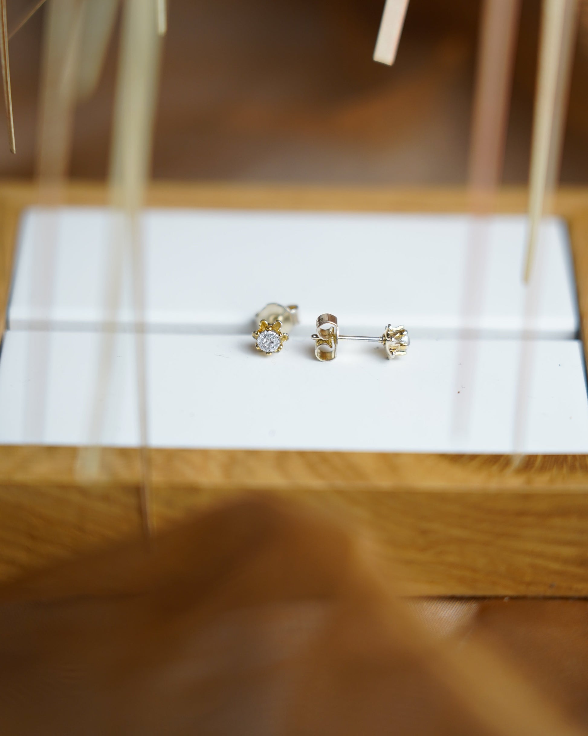 Golden Bloom Ohrstecker aus 585/- Gelbgold mit funkelndem Diamant in filigraner Krappenfassung.