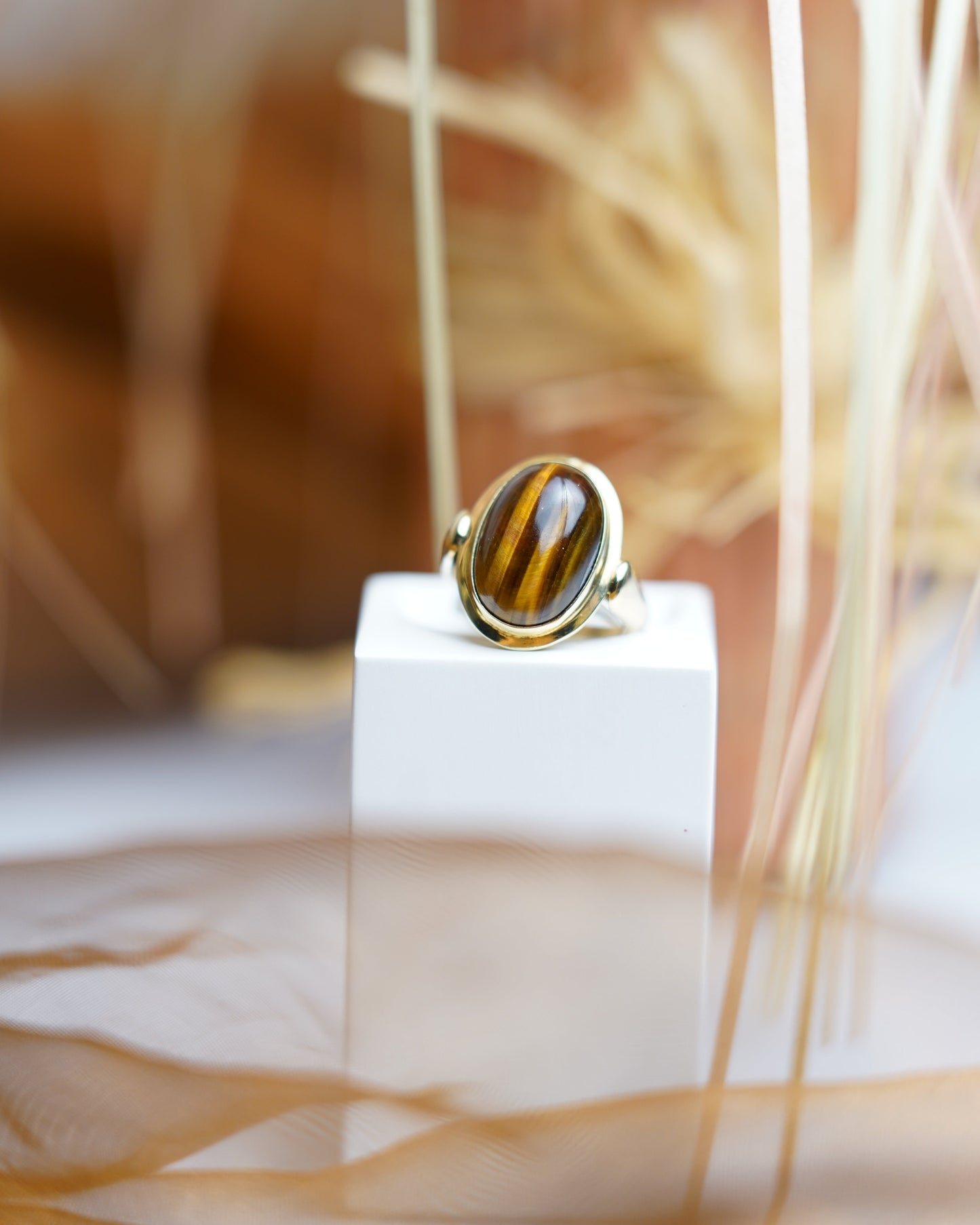 Ring aus 585 Gelbgold mit ovalem Tigerauge und natürlicher goldbrauner Maserung.
