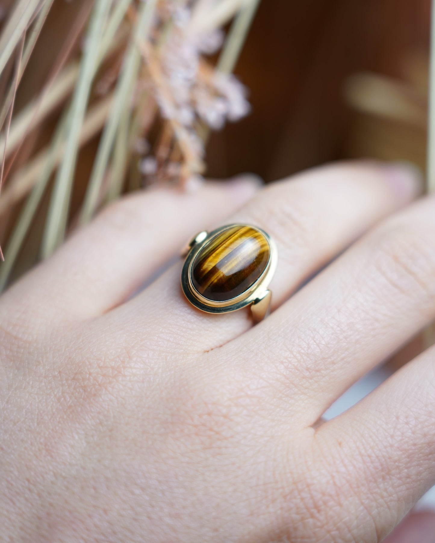 Ring aus 585 Gelbgold mit ovalem Tigerauge und natürlicher goldbrauner Maserung.