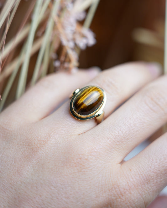 Ring aus 585 Gelbgold mit ovalem Tigerauge und natürlicher goldbrauner Maserung.