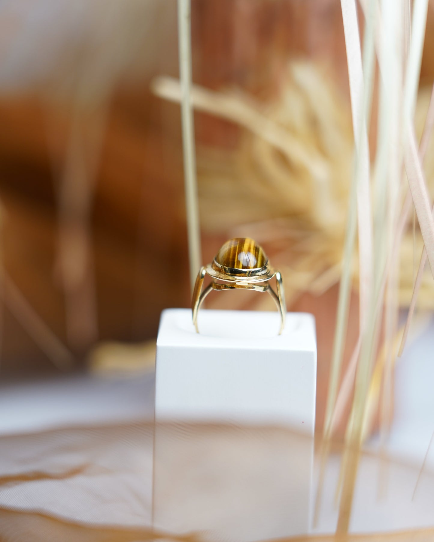 Ring aus 585 Gelbgold mit ovalem Tigerauge und natürlicher goldbrauner Maserung.