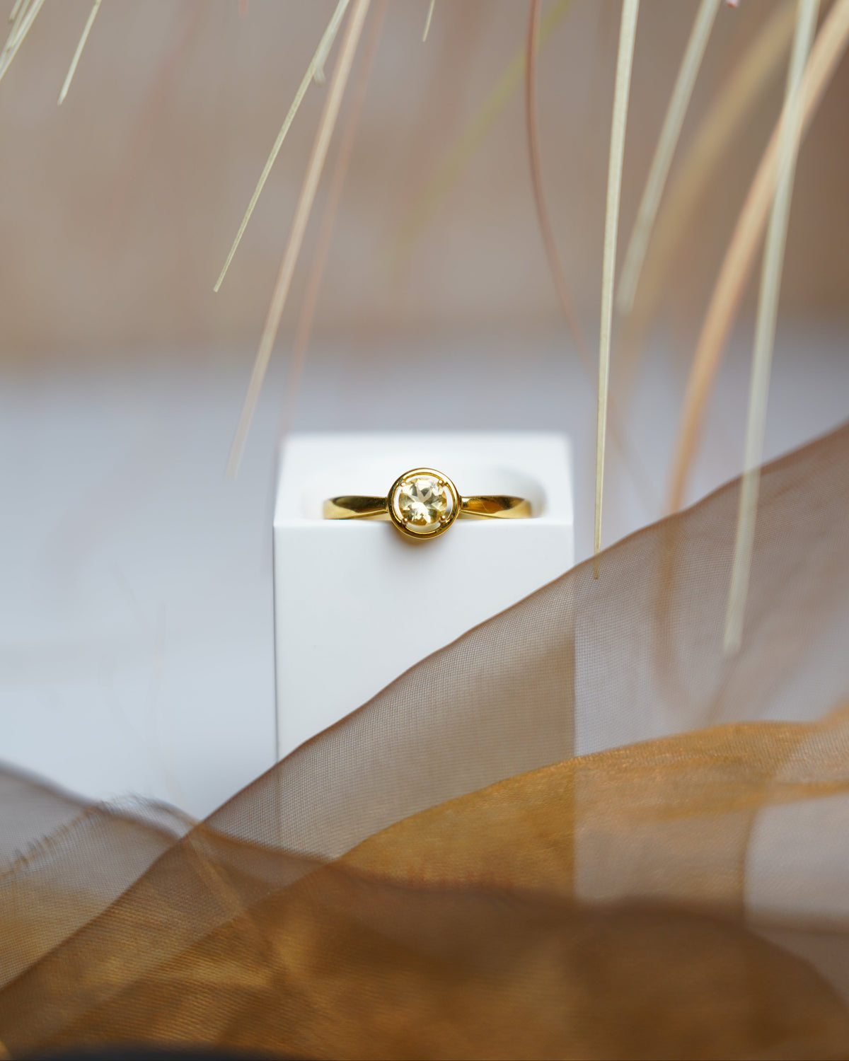 Golden Halo Ring aus vergoldetem 925/- Sterlingsilber mit einzelnem rund geschliffenen Zirkoniastein in erhöhter Fassung.