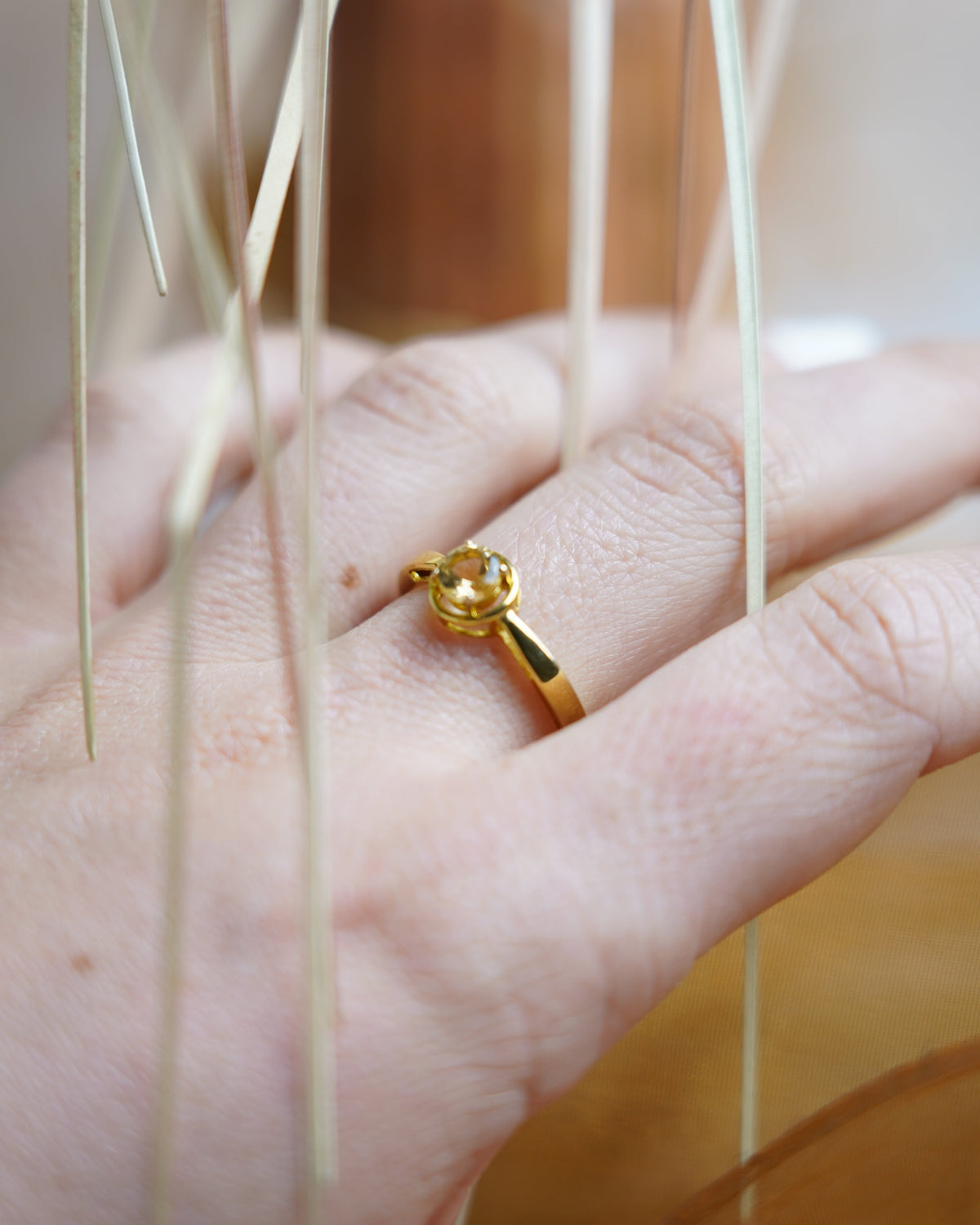 Golden Halo Ring aus vergoldetem 925/- Sterlingsilber mit einzelnem rund geschliffenen Zirkoniastein in erhöhter Fassung.