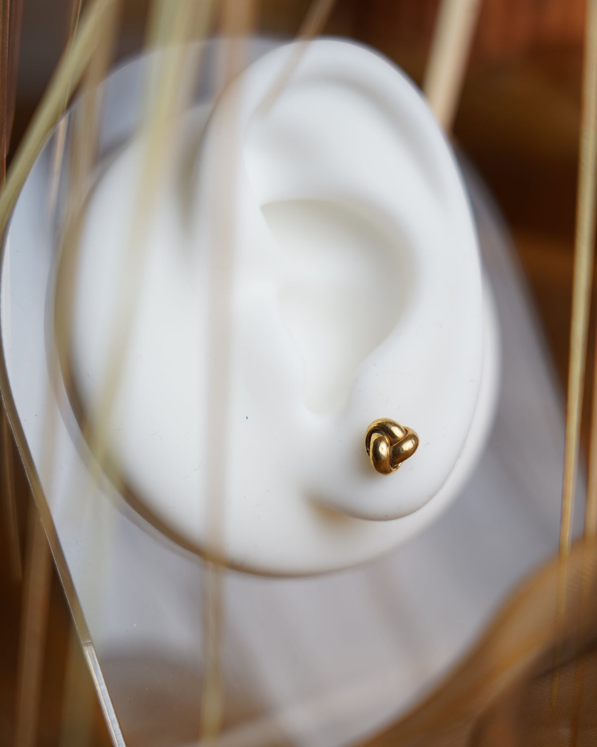 Golden Knot Ohrstecker aus 333/- Gelbgold mit kompakter, ineinander verschlungener Knotenform und polierter Oberfläche.