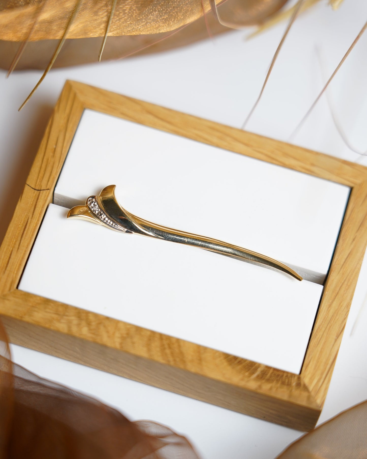 „Lily Curve“ – Brosche aus 333/- Gelbgold mit Zirkoniasteinen