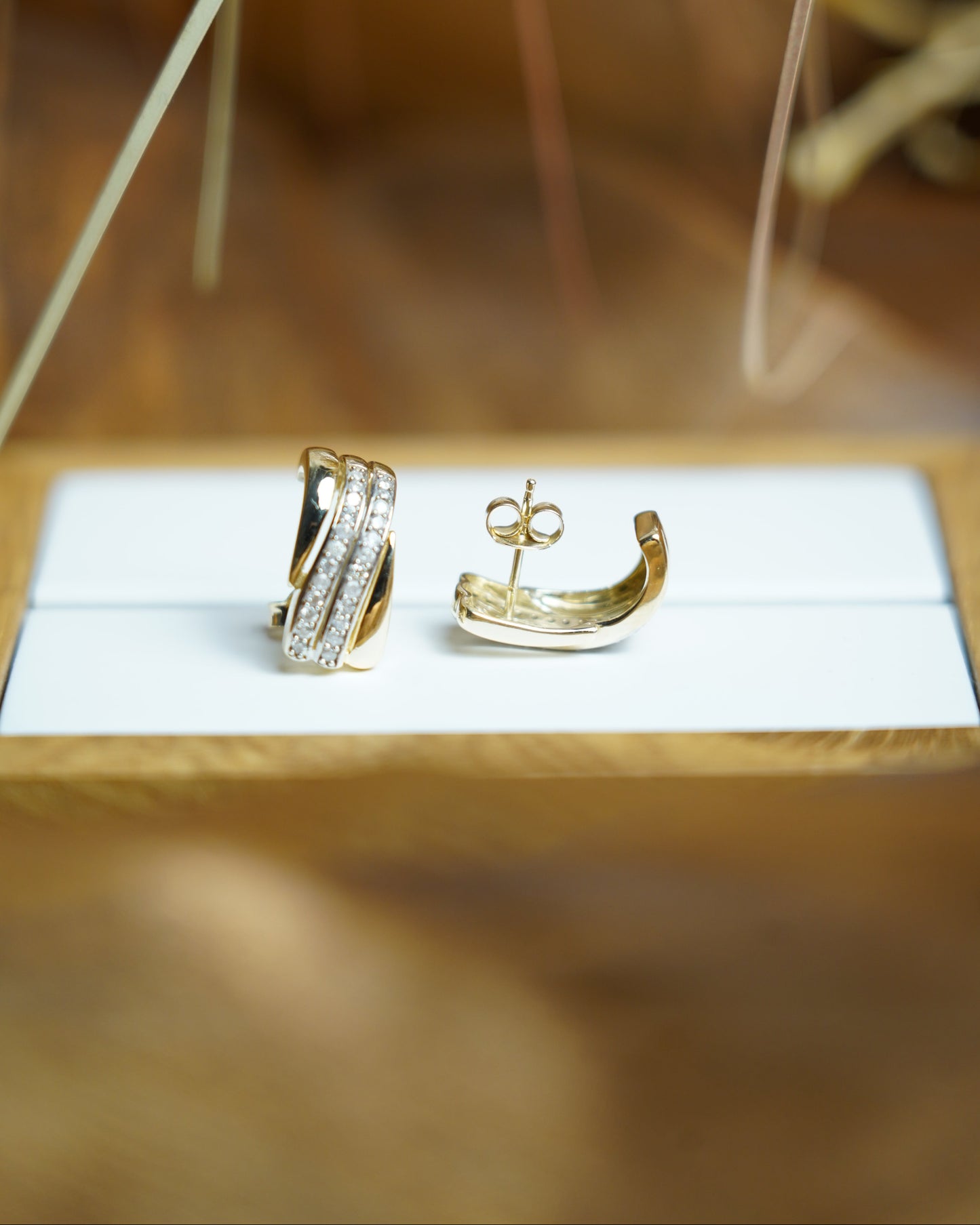 “Golden Lines” – Ohrstecker aus 585/- Gelbgold mit Brillantbesatz