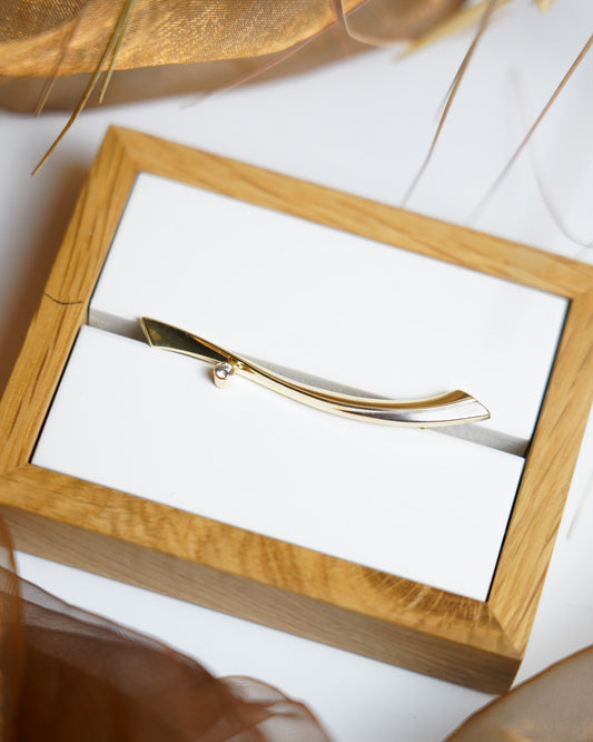 „Minimalist Curve“ – Brosche aus 333/- Gelbgold mit Zirkoniastein