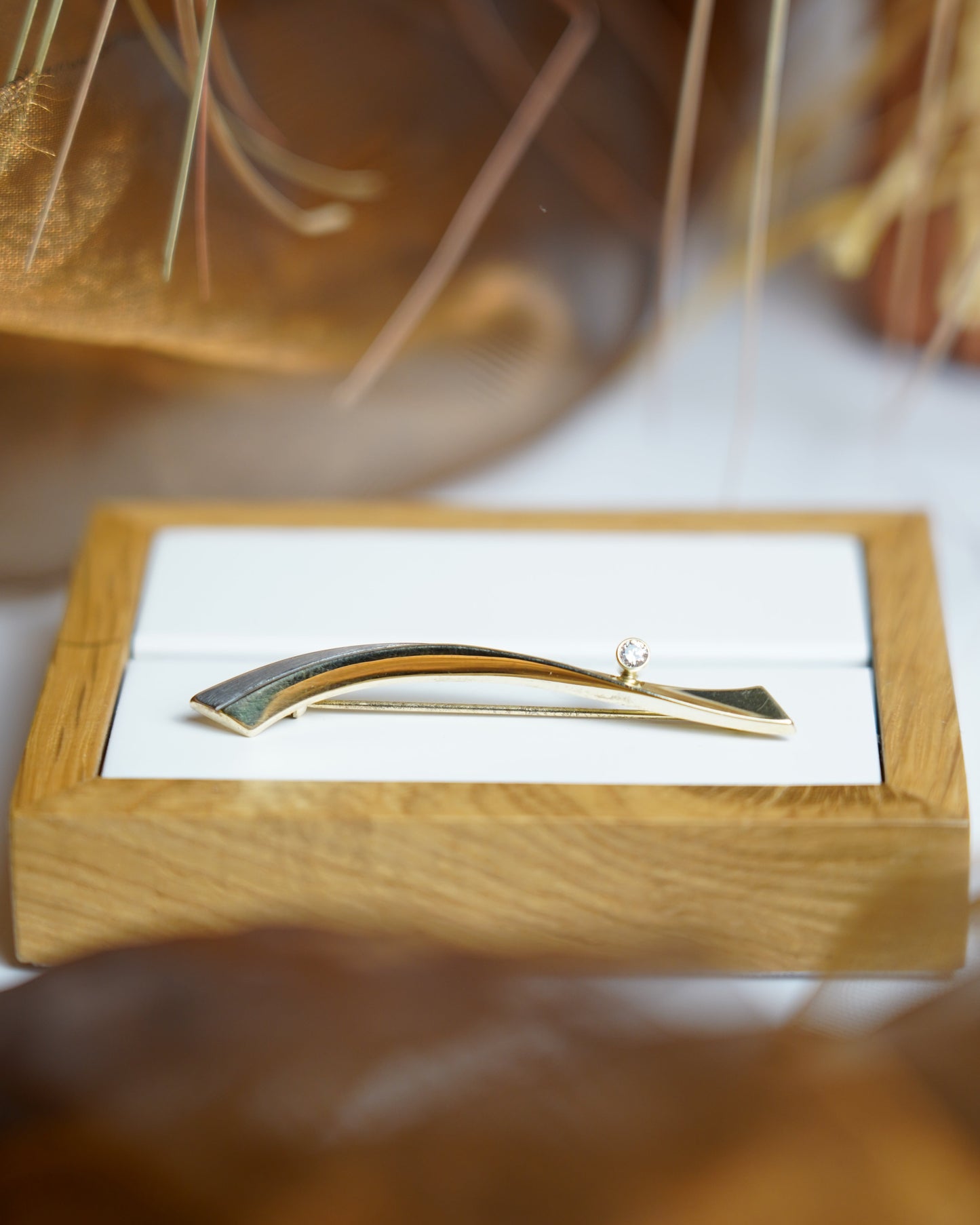 „Minimalist Curve“ – Brosche aus 333/- Gelbgold mit Zirkoniastein