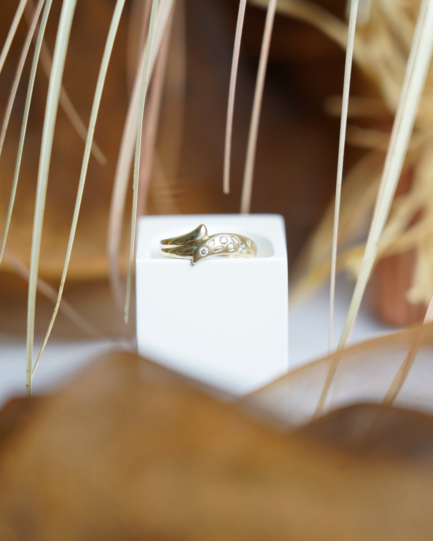 „Golden Ornament“ – Ring aus 333/- Gelbgold mit Zirkoniasteinen